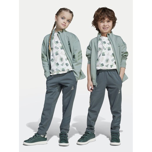 adidas Spodnie dresowe Star Wars The Mandalorian™ JF3652 Zielony Regular Fit ze sklepu MODIVO w kategorii Spodnie chłopięce - zdjęcie 182677185