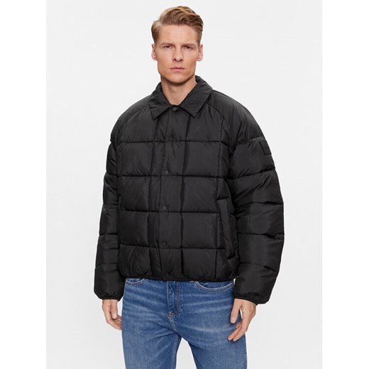 Calvin Klein Jeans Kurtka przejściowa J30J324058 Czarny Regular Fit ze sklepu MODIVO w kategorii Kurtki męskie - zdjęcie 182677476