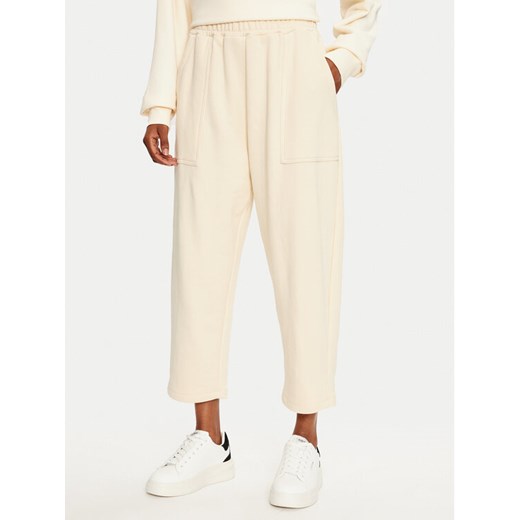 ViCOLO Spodnie dresowe TS0478 Écru Regular Fit ze sklepu MODIVO w kategorii Spodnie damskie - zdjęcie 182677667