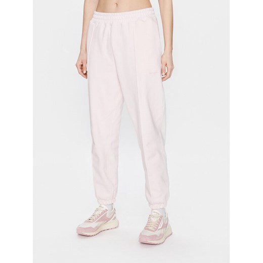 New Balance Spodnie dresowe Athletics Nature WP23553 Różowy Relaxed Fit ze sklepu MODIVO w kategorii Spodnie damskie - zdjęcie 182677755
