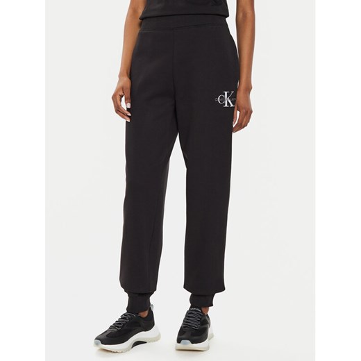 Calvin Klein Jeans Spodnie dresowe Monologo J20J223590 Czarny Relaxed Fit ze sklepu MODIVO w kategorii Spodnie damskie - zdjęcie 182678047