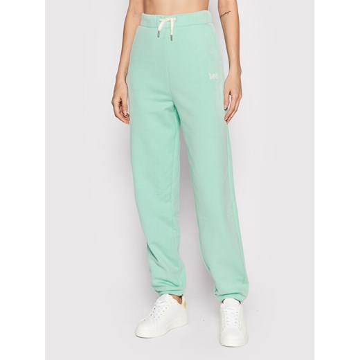 Lee Spodnie dresowe L32MLJ40 112320634 Zielony Relaxed Fit ze sklepu MODIVO w kategorii Spodnie damskie - zdjęcie 182679067