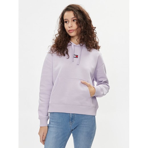Tommy Jeans Bluza Badge DW0DW17326 Fioletowy Boxy Fit ze sklepu MODIVO w kategorii Bluzy damskie - zdjęcie 182679378