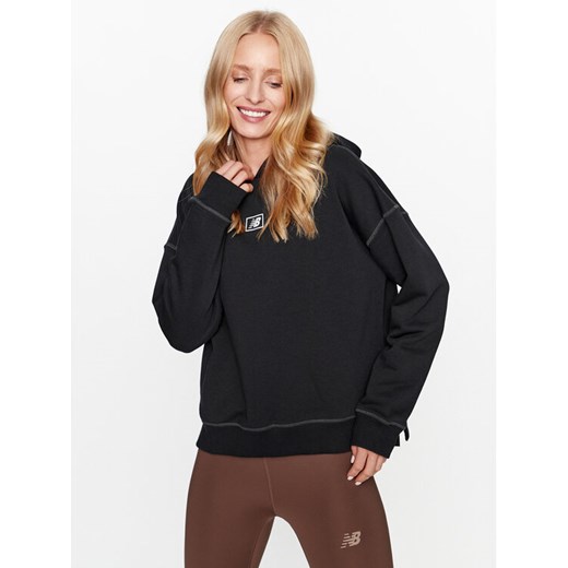 New Balance Bluza Essentials French Terry Hoodie WT33512 Czarny Regular Fit ze sklepu MODIVO w kategorii Bluzy damskie - zdjęcie 182679436