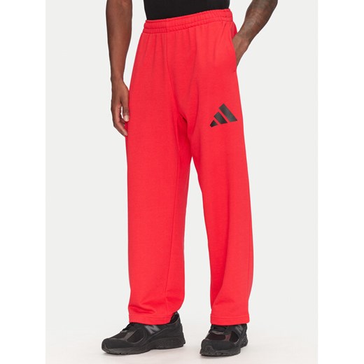 adidas Spodnie dresowe Essentials JF3601 Czerwony Loose Fit ze sklepu MODIVO w kategorii Spodnie męskie - zdjęcie 182679458