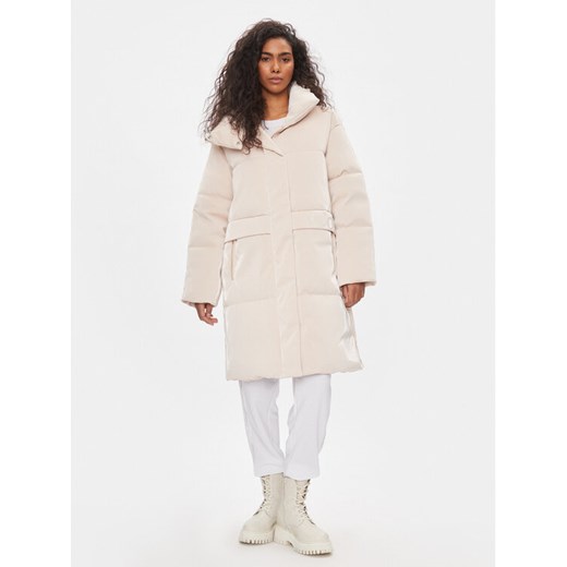 Calvin Klein Jeans Kurtka zimowa J20J222172 Écru Oversize ze sklepu MODIVO w kategorii Kurtki damskie - zdjęcie 182680719