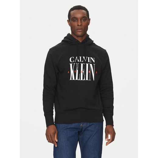 Calvin Klein Jeans Bluza Serif Font Graphic J30J327520 Czarny Regular Fit ze sklepu MODIVO w kategorii Bluzy męskie - zdjęcie 182681265