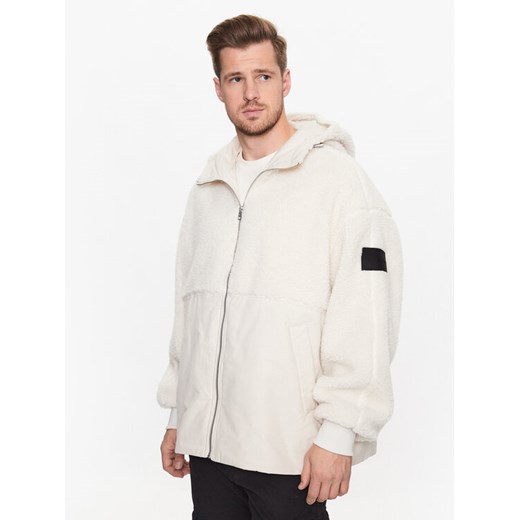 Calvin Klein Jeans Kurtka przejściowa J30J323705 Écru Regular Fit ze sklepu MODIVO w kategorii Kurtki męskie - zdjęcie 182681488