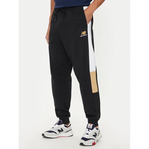 New Balance Spodnie dresowe MP43522BK Czarny Relaxed Fit ze sklepu MODIVO w kategorii Spodnie męskie - zdjęcie 182681727