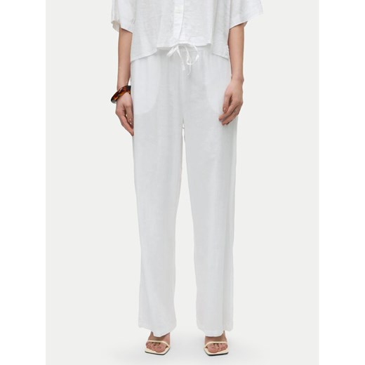 Vero Moda Spodnie materiałowe Linn 10305091 Biały Loose Fit ze sklepu MODIVO w kategorii Spodnie damskie - zdjęcie 182682767