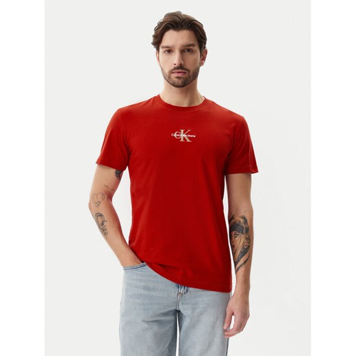 Calvin Klein Jeans T-Shirt Monologo J30J325649 Czerwony Regular Fit ze sklepu MODIVO w kategorii T-shirty męskie - zdjęcie 182682999