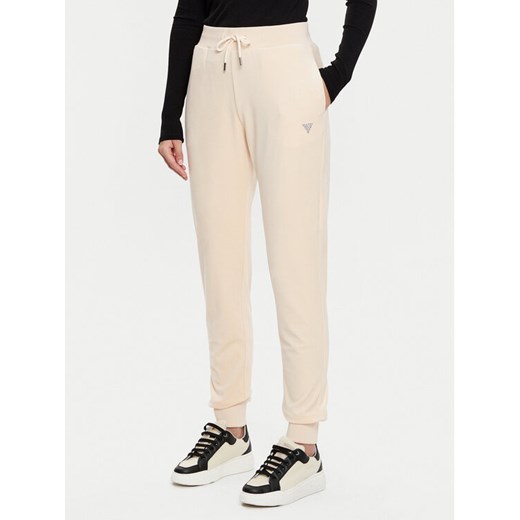 Guess Spodnie dresowe V3BB27 KBXI2 Beżowy Regular Fit ze sklepu MODIVO w kategorii Spodnie damskie - zdjęcie 182683009