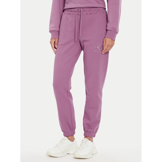 Gant Spodnie dresowe Tonal Archive Shield 4200709 Różowy Regular Fit ze sklepu MODIVO w kategorii Spodnie damskie - zdjęcie 182683318
