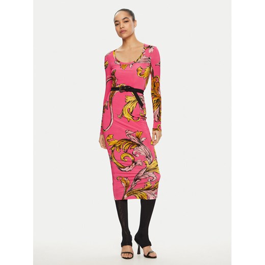 Versace Jeans Couture Sukienka codzienna 78HAO920 Różowy Regular Fit ze sklepu MODIVO w kategorii Sukienki - zdjęcie 182684496