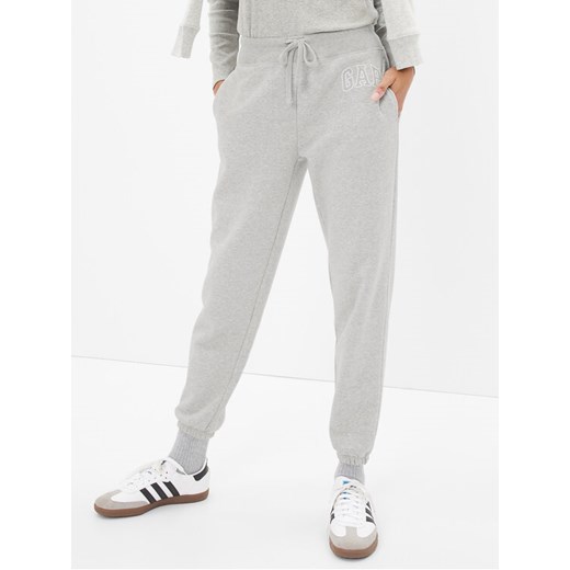 Gap Spodnie dresowe 463492-02 Szary Regular Fit ze sklepu MODIVO w kategorii Spodnie damskie - zdjęcie 182685945
