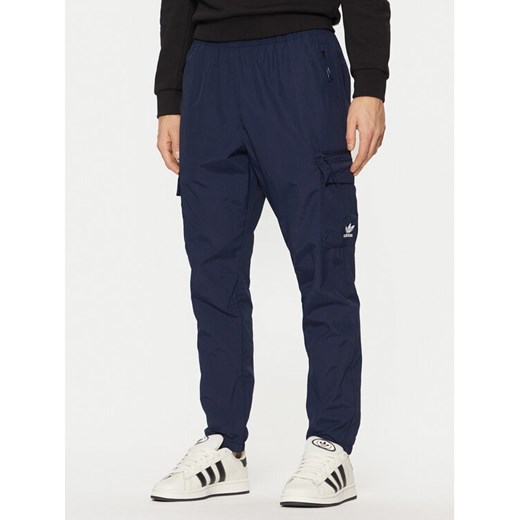 adidas Spodnie dresowe Trefoil Essentials Woven Cargo JD2454 Granatowy Regular Fit ze sklepu MODIVO w kategorii Spodnie męskie - zdjęcie 182686046