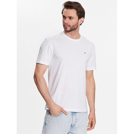 Calvin Klein T-Shirt Smooth K10K110589 Biały Regular Fit ze sklepu MODIVO w kategorii T-shirty męskie - zdjęcie 182686259