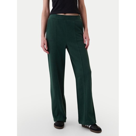 Gap Spodnie dresowe 523579-00 Zielony Regular Fit ze sklepu MODIVO w kategorii Spodnie damskie - zdjęcie 182686545