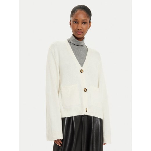 Gina Tricot Kardigan 23731 Écru Relaxed Fit ze sklepu MODIVO w kategorii Swetry damskie - zdjęcie 182687069