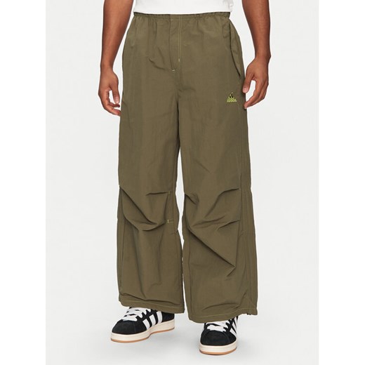 adidas Spodnie dresowe Parachute JD5416 Zielony Loose Fit ze sklepu MODIVO w kategorii Spodnie męskie - zdjęcie 182687458