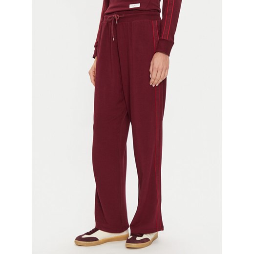 Tommy Hilfiger Spodnie dresowe UW0UW04771 Bordowy Relaxed Fit ze sklepu MODIVO w kategorii Spodnie damskie - zdjęcie 182687666