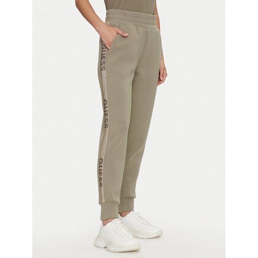 Guess Spodnie dresowe Studs Logo W4YB40 KBYE2 Zielony Regular Fit ze sklepu MODIVO w kategorii Spodnie damskie - zdjęcie 182687787