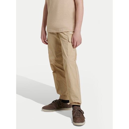 adidas Spodnie dresowe IX7620 Beżowy Regular Fit ze sklepu MODIVO w kategorii Spodnie chłopięce - zdjęcie 182690318