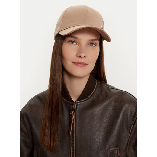 Calvin Klein Czapka z daszkiem K60K613102 Beżowy ze sklepu MODIVO w kategorii Czapki z daszkiem damskie - zdjęcie 182690915