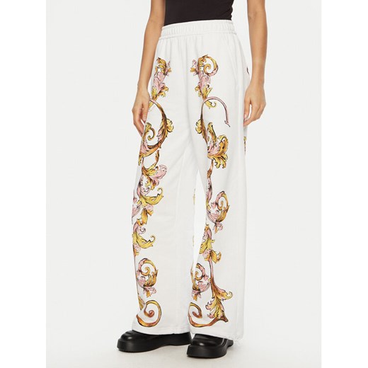 Versace Jeans Couture Spodnie dresowe 78HAA3P0 Biały Relaxed Fit ze sklepu MODIVO w kategorii Spodnie damskie - zdjęcie 182691576