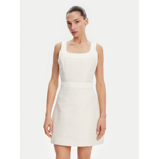 Guess Sukienka codzienna W5GK77 WH610 Écru Slim Fit ze sklepu MODIVO w kategorii Sukienki - zdjęcie 182692675