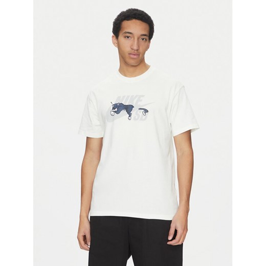 Nike T-Shirt FV3496 Écru Regular Fit ze sklepu MODIVO w kategorii T-shirty męskie - zdjęcie 182692749