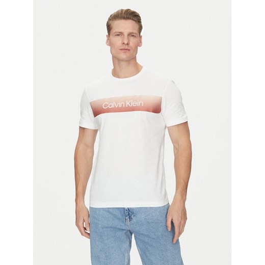 Calvin Klein T-Shirt Linear Ombre K10K114163 Biały Regular Fit ze sklepu MODIVO w kategorii T-shirty męskie - zdjęcie 182693768