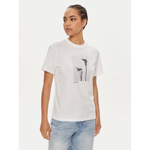 Calvin Klein T-Shirt B&W Flower K20K207579 Biały Regular Fit ze sklepu MODIVO w kategorii Bluzki damskie - zdjęcie 182694117