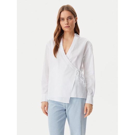 Calvin Klein Koszula K20K208226 Biały Regular Fit ze sklepu MODIVO w kategorii Koszule damskie - zdjęcie 182694425