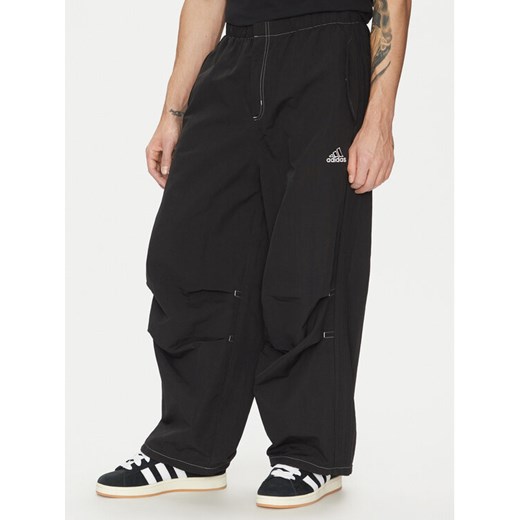 adidas Spodnie dresowe Parachute JD5415 Czarny Loose Fit ze sklepu MODIVO w kategorii Spodnie męskie - zdjęcie 182695387