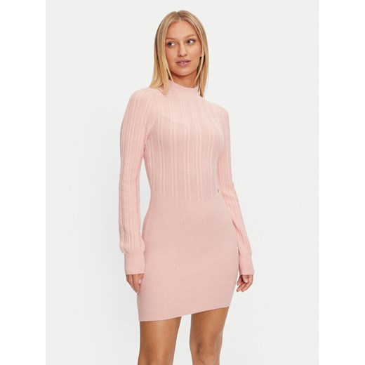 Guess Sukienka dzianinowa Livia W4BK08 Z2V42 Różowy Regular Fit ze sklepu MODIVO w kategorii Sukienki - zdjęcie 182695999