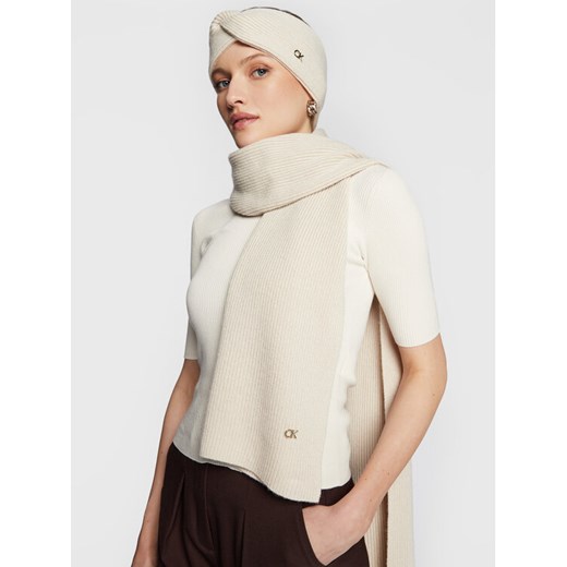 Calvin Klein Szalik Re-Lock K60K610415 Beżowy ze sklepu MODIVO w kategorii Szaliki i chusty damskie - zdjęcie 182696027