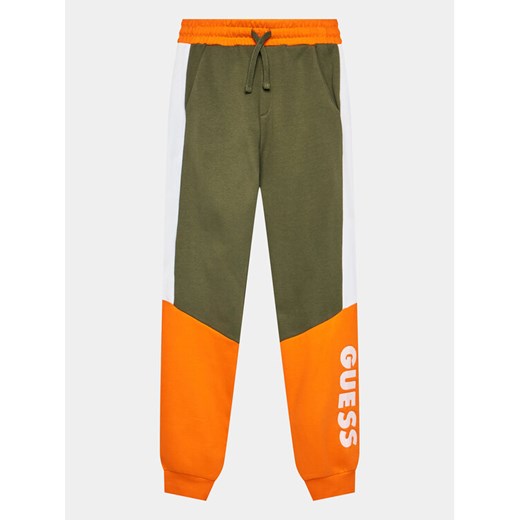 Guess Spodnie dresowe L3BQ11 KAX73 Khaki Relaxed Fit ze sklepu MODIVO w kategorii Spodnie chłopięce - zdjęcie 182696037
