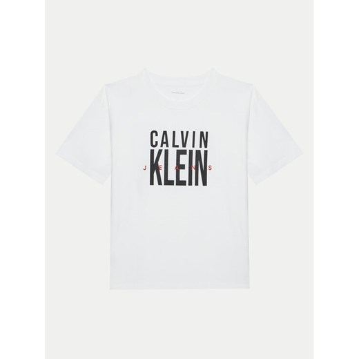 Calvin Klein Jeans T-Shirt Bold Graphic IB0IB02448 Biały Relaxed Fit ze sklepu MODIVO w kategorii T-shirty chłopięce - zdjęcie 182696428