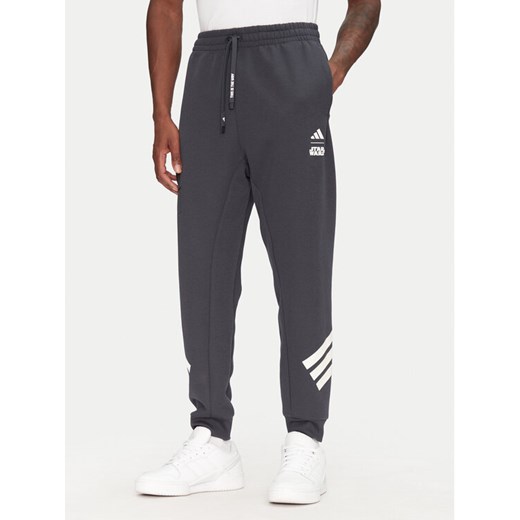 adidas Spodnie dresowe Star Wars The Mandalorian™ JI5724 Szary Regular Fit ze sklepu MODIVO w kategorii Spodnie męskie - zdjęcie 182696675