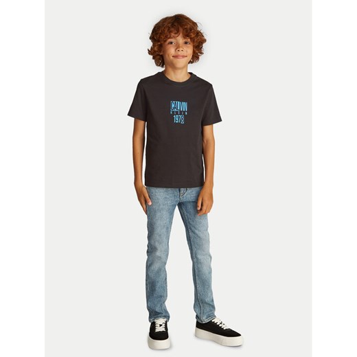 Calvin Klein Jeans T-Shirt Good Level IB0IB02456 Czarny Regular Fit ze sklepu MODIVO w kategorii T-shirty chłopięce - zdjęcie 182696718