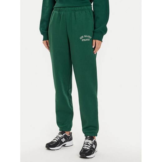 New Balance Spodnie dresowe WP43500 Zielony Relaxed Fit ze sklepu MODIVO w kategorii Spodnie damskie - zdjęcie 182697016