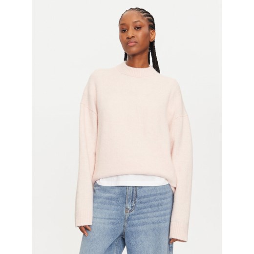 Calvin Klein Sweter J20J224636 Różowy Regular Fit ze sklepu MODIVO w kategorii Swetry damskie - zdjęcie 182697295