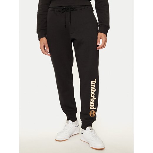 Timberland Spodnie dresowe TB0A5YFB0011 Czarny Regular Fit ze sklepu MODIVO w kategorii Spodnie męskie - zdjęcie 182697445