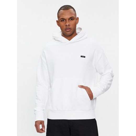 Calvin Klein Bluza K10K112748 Biały Comfort Fit ze sklepu MODIVO w kategorii Bluzy męskie - zdjęcie 182697697