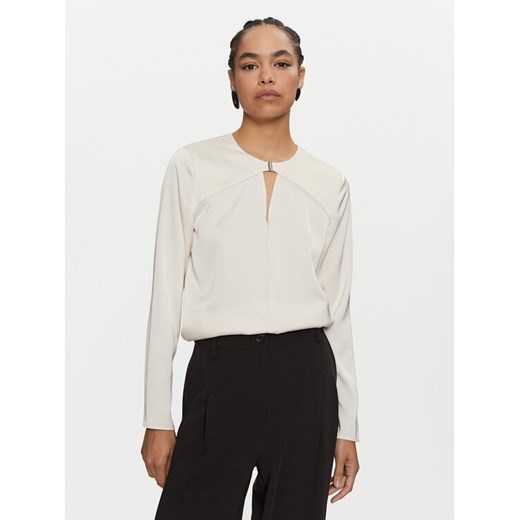Calvin Klein Bluzka K20K207650 Écru Regular Fit ze sklepu MODIVO w kategorii Bluzki damskie - zdjęcie 182699158