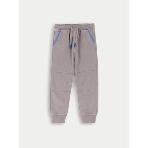 Coccodrillo Spodnie dresowe ZC4120201FBK Szary Regular Fit ze sklepu MODIVO w kategorii Spodnie chłopięce - zdjęcie 182699417
