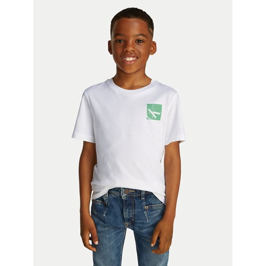 Calvin Klein Jeans T-Shirt Shifted IB0IB02351 Biały Regular Fit ze sklepu MODIVO w kategorii T-shirty chłopięce - zdjęcie 182700139