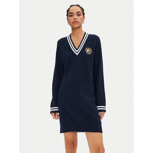Tommy Jeans Sukienka dzianinowa DW0DW19810 Granatowy Relaxed Fit ze sklepu MODIVO w kategorii Sukienki - zdjęcie 182700199