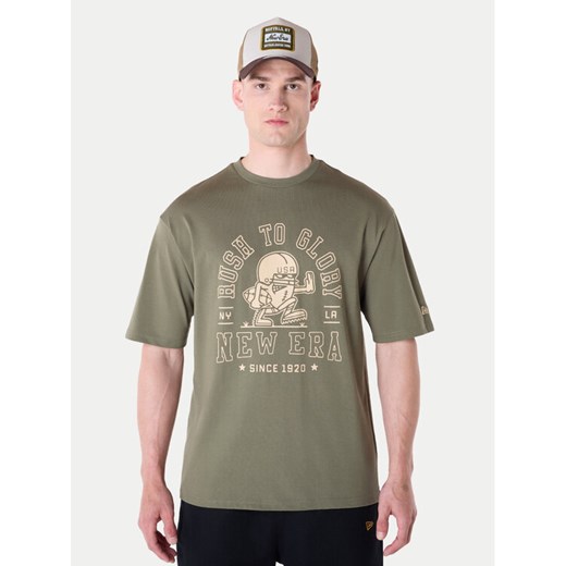 New Era T-Shirt Football Graphic 60596409 Zielony Regular Fit ze sklepu MODIVO w kategorii T-shirty męskie - zdjęcie 182701677